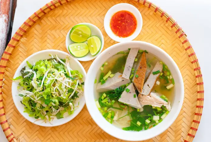 Tổng Hợp 40+ Món Ăn Đặc Sản Miền Trung Ngon Nức Tiếng: Phân Loại Theo Vùng Miền & Gợi Ý Quà Biếu Tổng Hợp 40+ Món Ăn Đặc Sản Miền Trung Ngon Nức Tiếng: Phân Loại Theo Vùng Miền & Gợi Ý Quà Biếu