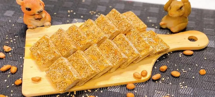 Tổng Hợp 30+ Đặc Sản Ẩm Thực Huế: Phân Loại Món Ăn Ngay & Mua Quà, Kèm Kinh Nghiệm Chọn Mua Chuẩn Vị Tổng Hợp 30+ Đặc Sản Ẩm Thực Huế: Phân Loại Món Ăn Ngay & Mua Quà, Kèm Kinh Nghiệm Chọn Mua Chuẩn Vị
