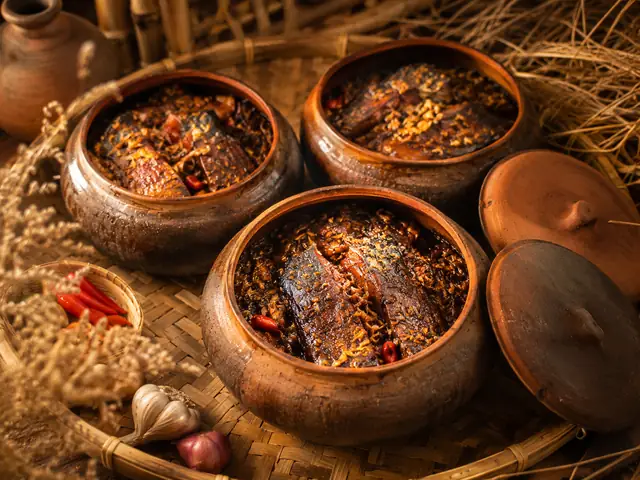Cách Làm Cá Kho Làng Vũ Đại Chuẩn Vị Cổ Truyền: Quy Trình 3 Giai Đoạn Chi Tiết, Bí Quyết Xương Mềm Thịt Săn Cách Làm Cá Kho Làng Vũ Đại Chuẩn Vị Cổ Truyền: Quy Trình 3 Giai Đoạn Chi Tiết, Bí Quyết Xương Mềm Thịt Săn