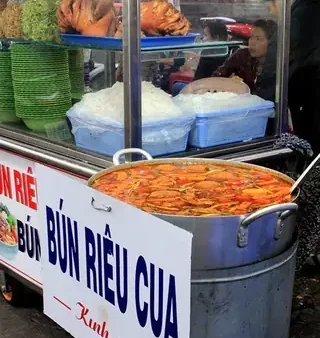 Đặc Sản Chợ Đêm Đà Lạt: Danh Sách Các Món Ăn Vặt Ngon Nhất & Kinh Nghiệm Mua Sắm A-Z