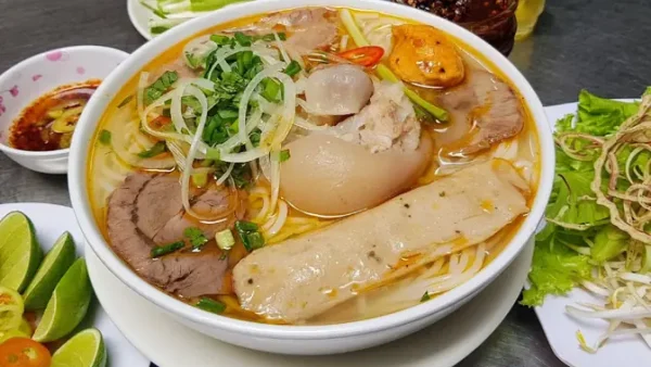 Tổng Hợp Địa Chỉ Ăn & Mua Đặc Sản Huế Ở Sài Gòn: Top Quán Ngon, Cửa Hàng Uy Tín Theo Khu Vực