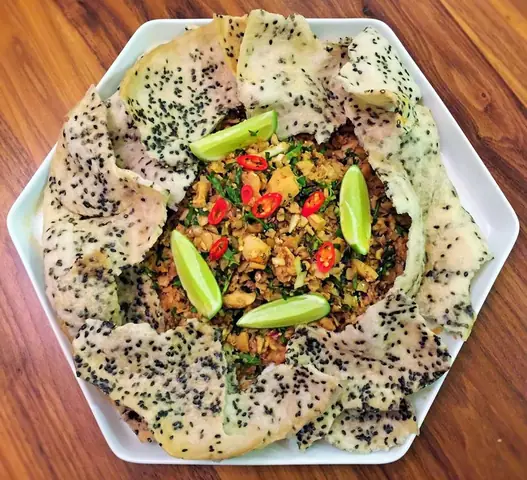 Top Đặc Sản Huế Tại Đà Nẵng: Gợi Ý Mua Quà (hàng Khô) & Quán Ăn Ngon Chuẩn Vị 2025 Top Đặc Sản Huế Tại Đà Nẵng: Gợi Ý Mua Quà (hàng Khô) & Quán Ăn Ngon Chuẩn Vị 2025