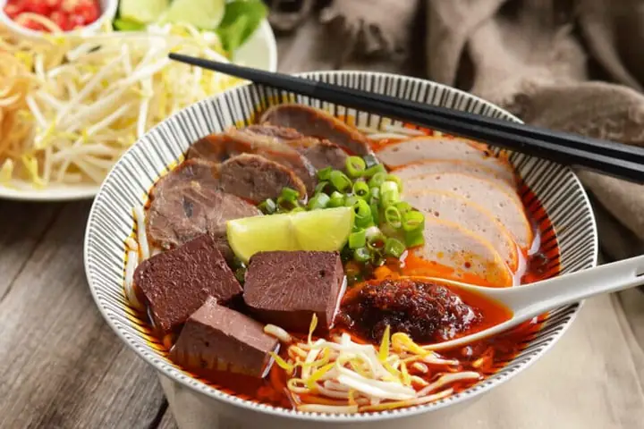 Đặc Sản Xứ Huế: Top Món Ngon Nức Tiếng Và Gợi Ý Quà Tặng Ý Nghĩa Đặc Sản Xứ Huế: Top Món Ngon Nức Tiếng Và Gợi Ý Quà Tặng Ý Nghĩa