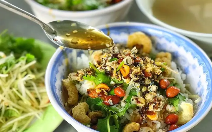 Tổng Hợp 30+ Món Ăn Đặc Sản Huế Ngon Nhất: Từ Món Chính, Bánh Ăn Vặt Đến Quà Biếu (có Phân Loại, Địa Chỉ Gợi Ý & Cách Ăn Chuẩn) Tổng Hợp 30+ Món Ăn Đặc Sản Huế Ngon Nhất: Từ Món Chính, Bánh Ăn Vặt Đến Quà Biếu (có Phân Loại, Địa Chỉ Gợi Ý & Cách Ăn Chuẩn)