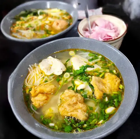 Khám Phá 25 Đặc Sản Bình Định Ngon Nhất: Bún Chả Cá, Nem Chợ Huyện, Rượu Bàu Đá Và Món Ăn Mang Hồn Vùng Đất Võ