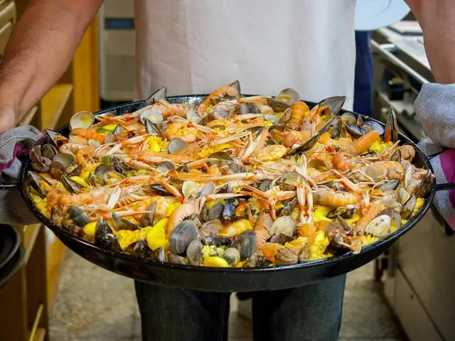 Paella Là Gì? Nguồn Gốc Tây Ban Nha, Các Loại Và Bí Mật Món Cơm Thập Cẩm Đặc Sản Valencia Paella Là Gì? Nguồn Gốc Tây Ban Nha, Các Loại Và Bí Mật Món Cơm Thập Cẩm Đặc Sản Valencia